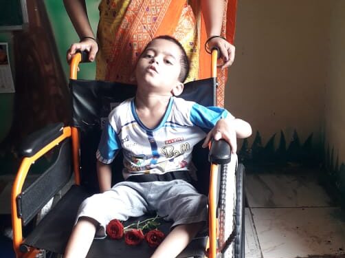 दिव्यांग विद्यार्थ्यांना व्हीलचेअर वाटप