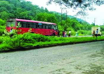 महामार्गावर लालपरी बंद; प्रवाशांचे हाल