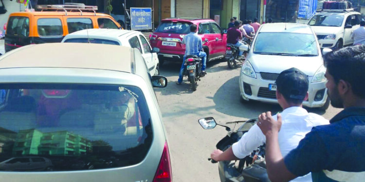 वाहतूक कोंडींने रायगडच्या पर्यटनाला ब्रेक