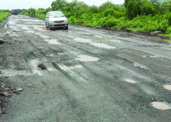 करंजा बंदराकडे जाणार्‍या रस्त्याची दुरवस्था