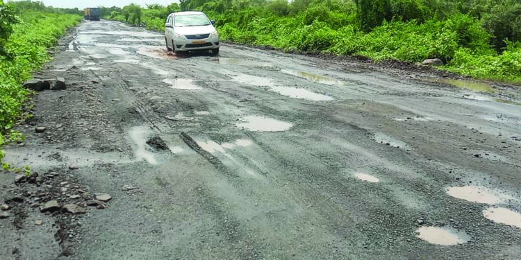 करंजा बंदराकडे जाणार्‍या रस्त्याची दुरवस्था