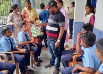 धक्कादायक! शाळेची फि न भरल्याने विद्यार्थ्यांना बसविले वर्गाबाहेर