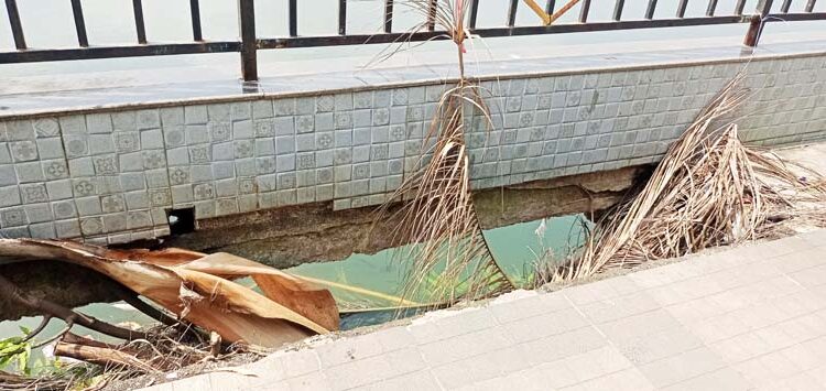 विमला तलावाजवल पादचारी पूलला भगदाड