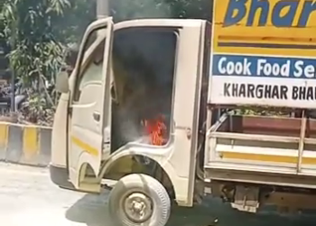 घरगुती गॅस सिलेंडर नेणाऱ्या टेम्पोला आग