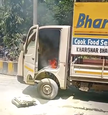 घरगुती गॅस सिलेंडर नेणाऱ्या टेम्पोला आग