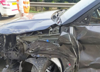 एक्स्प्रेसवेवर कारची कंटेनरला धडक