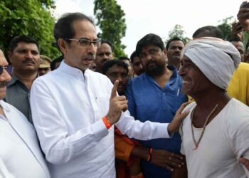 धीर सोडू नका, लढायचं आहे; ठाकरेंचे शेतकर्‍यांना आवाहन