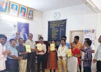 प्रा.गोरुले यांच्या पुस्तकाचे प्रकाशन