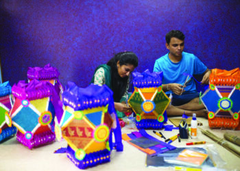 कागदी आकाश कंदीलाचा झगमगाट