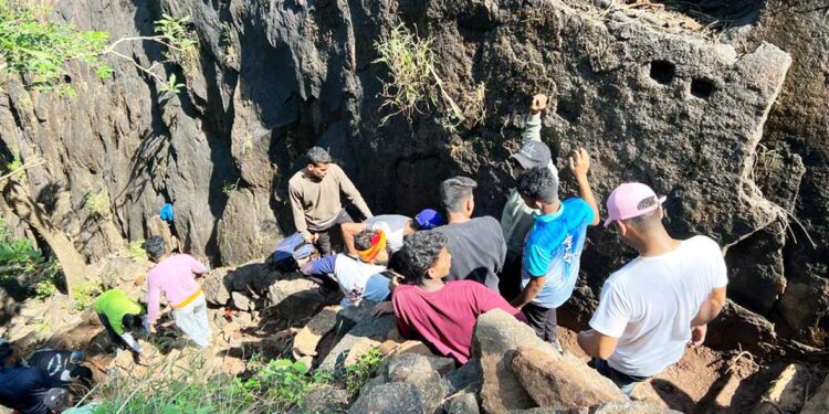 सुरगडावर स्वच्छता मोहिम