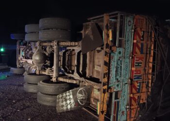 अपघात ब्रेकिंग; एक्सप्रेसवेवर दोन ट्रकमध्ये भीषण आपघात