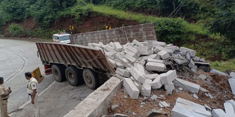 भीषण अपघात! घोणसे घाटात ट्रेलरचा चक्काचूर; महिलेचा मृत्यू