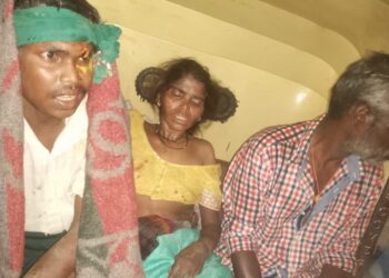 वाकसमध्ये सरत्या पावसामुळे घराची भिंत कोसळून तिघे जखमी