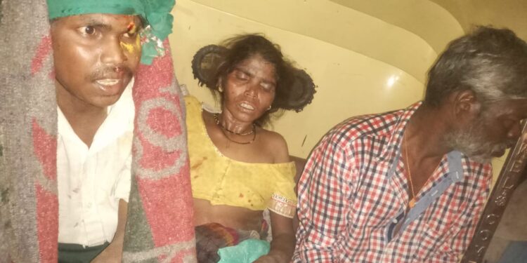 वाकसमध्ये सरत्या पावसामुळे घराची भिंत कोसळून तिघे जखमी