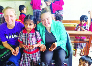 परदेशी पाहुणे रमले भारतभूमीच्या मातीत; विद्यार्थ्यांसोबत बनवले मातीचे दिवे