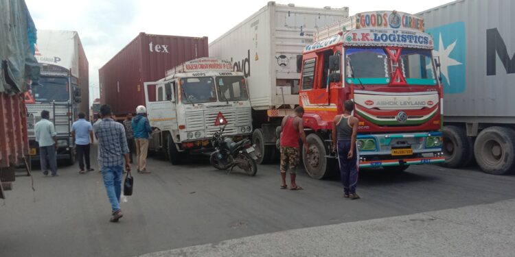 ट्रेलरची कंटेनरला धडक