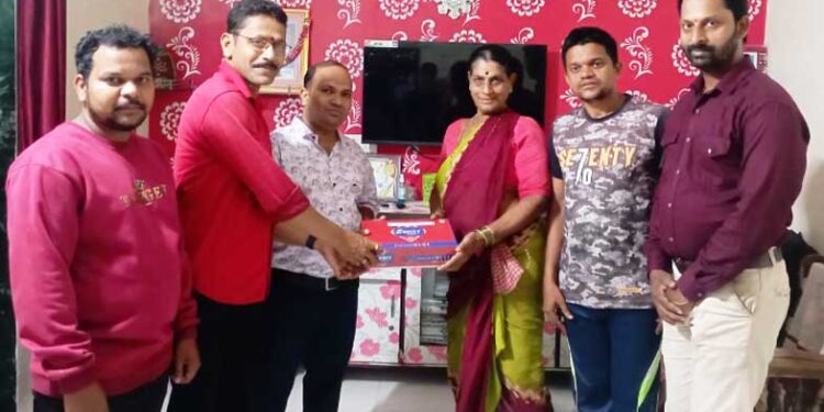 महिलांना भेट वस्तूचे वाटप