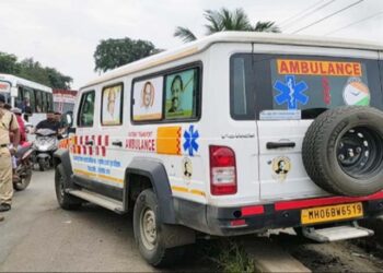 खड्ड्यांचा फटका रुग्णवाहिकेला