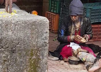 माथेफिरू महिलेची दहशत; बाजारपेठतील व्यापारी हैराण