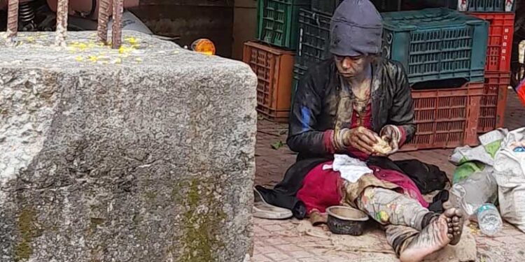 माथेफिरू महिलेची दहशत; बाजारपेठतील व्यापारी हैराण