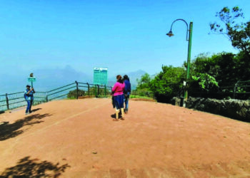 पर्यटकांनी माथेरान सजले