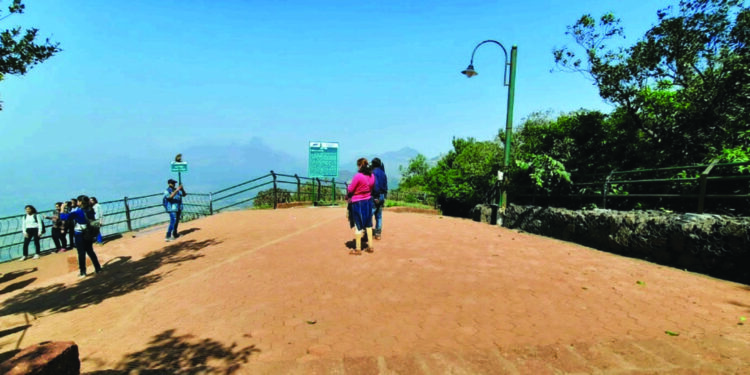 पर्यटकांनी माथेरान सजले