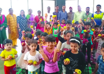 अंगणवाडीतील मुलांना खाऊचे वाटप