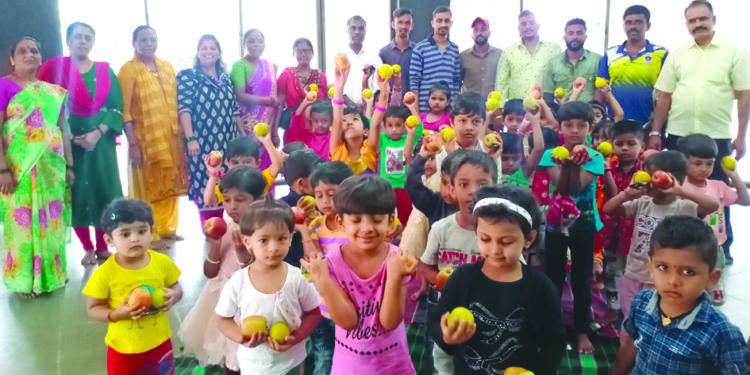 अंगणवाडीतील मुलांना खाऊचे वाटप