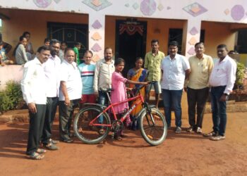 गरजू विद्यार्थिनीला सायकल भेट