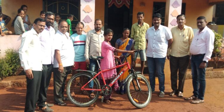 गरजू विद्यार्थिनीला सायकल भेट