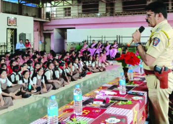 विद्यार्थ्यांसमवेत पोलिसांनी घेतली ग्रामसभा