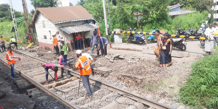 नेरळमध्ये रुळाच्या दुरुस्तीला सुरुवात