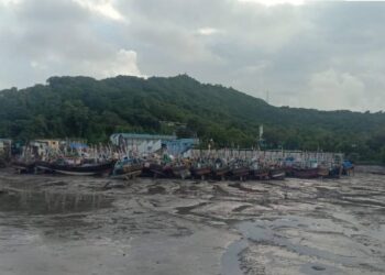 मोरा बंदरात गाळाची समस्या कायम