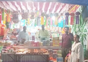 आकाश कंदीलांनी सजली बाजारपेठ