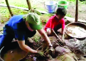 बच्चेकंपनीला मातीच्या किल्ल्यांची भुरळ