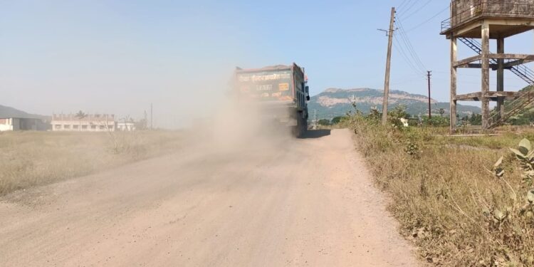 माणकीवली-शेणगाव रस्त्यावर धुळीचे साम्राज्य