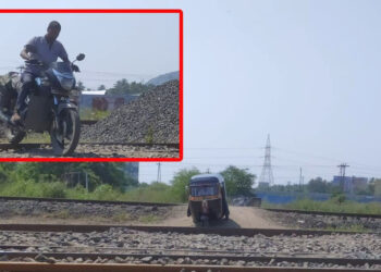 रेल्वे रुळावरून वाहन चालकांचा धोकादायक प्रवास