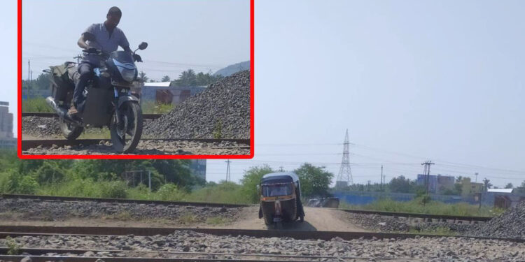रेल्वे रुळावरून वाहन चालकांचा धोकादायक प्रवास