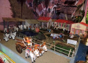दुरावलेल्या माणसांचे वास्तववादी सादरीकरण