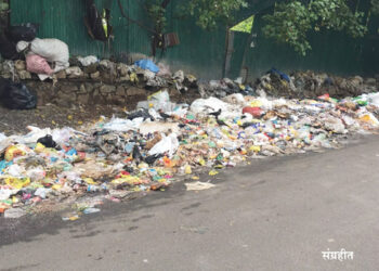 रस्त्याच्या कडेला डेब्रिजचे ढीग