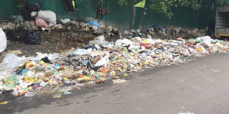 रस्त्याच्या कडेला डेब्रिजचे ढीग