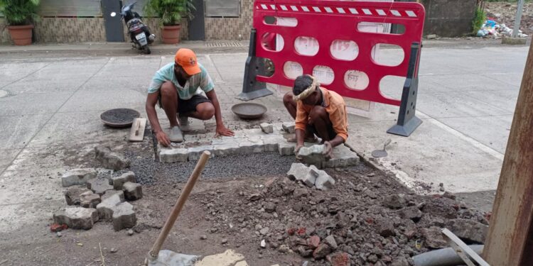 रस्त्यांवरचे खड्डे बुजवण्यास सुरवात