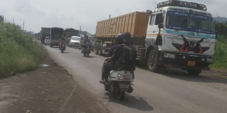 मुंबई-गोवा महामार्गावरील खड्ड्यांमुळे वाहतुक कोंडी; वेळ-इंधनाचा अपव्यय