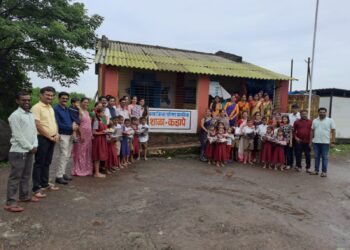 विद्यार्थ्यांना शालेय गणवेशाचे वाटप