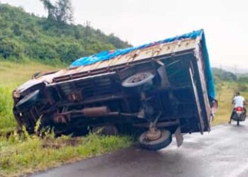 रास्त भाव धान्य वितरणाचा ट्रक पलटी