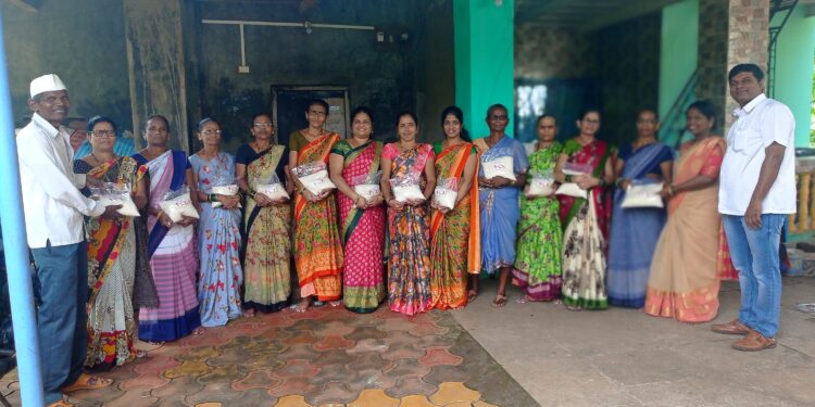 वांगणी येथे ग्रामस्थांना दीपावलीची भेट