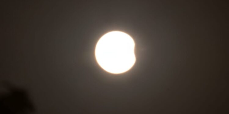 Solar Eclipse 2022: सुर्यग्रहणाला सुरुवात; पहा अलिबागमधील दृश्य