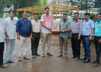 महाड तालुक्यात शैक्षणिक साहित्य वाटप