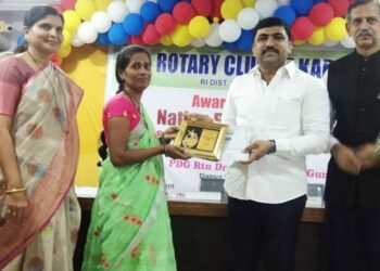 रोटरी क्लबच्यातीने शिक्षकांचा सन्मान