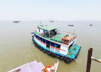 बंदरातील गाळामुळे जलप्रवासात खोळंबा; प्रवाशांकडून संताप व्यक्त